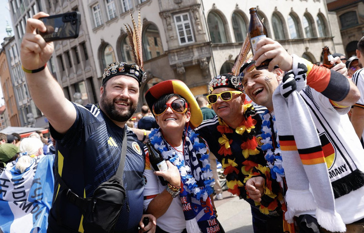Sự có mặt của đông đảo khách du lịch nước ngoài giúp chủ nhà Đức tăng trưởng kinh tế trong mùa Euro 2024 - Ảnh: Reuters