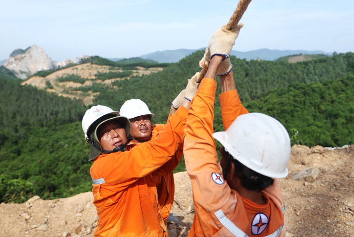 Công nhân đang thi công cột 42 thuộc địa phận huyện Nghi Sơn (Thanh Hoá) - Ảnh: NGUYỄN KHÁNH