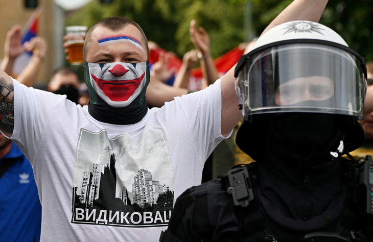 CĐV Serbia nổi tiếng với các sự cố bạo động - Ảnh: REUTERS