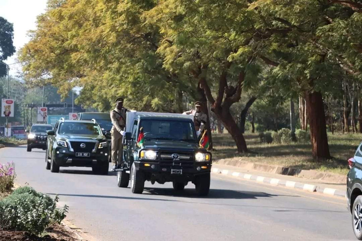 Đoàn xe chở linh cữu Phó tổng thống Malawi Saulos Chilima - Ảnh: X/NationOnline