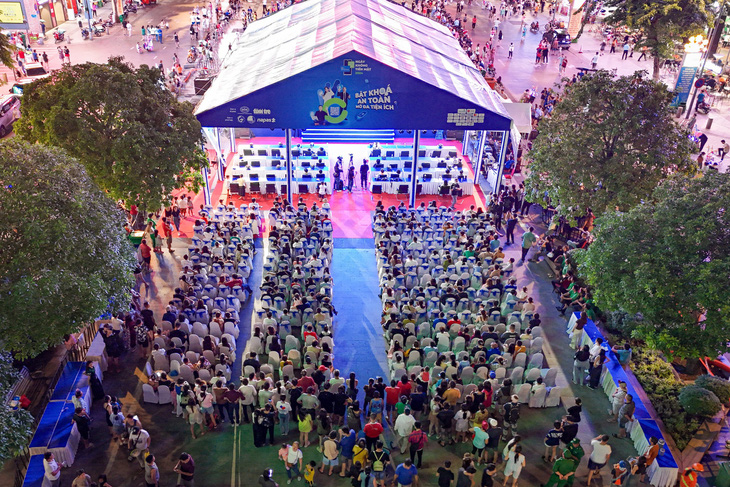 Lễ hội Không tiền mặt tại phố đi bộ Nguyễn Huệ, quận 1, TP.HCM thu hút 100.000 lượt khách - Ảnh: PHƯƠNG QUYÊN