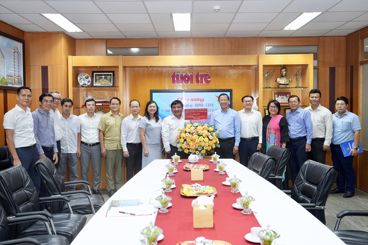 Chủ tịch UBND TP.HCM Phan Văn Mãi đến thăm báo Tuổi Trẻ - Ảnh: HỮU HẠNH