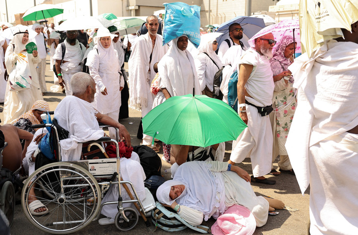 Các tín đồ Hồi giáo mệt mỏi vì nắng nóng khi thực hiện chuyến hành hương đến thánh địa Mecca, ngày 16-6 - Ảnh: AFP