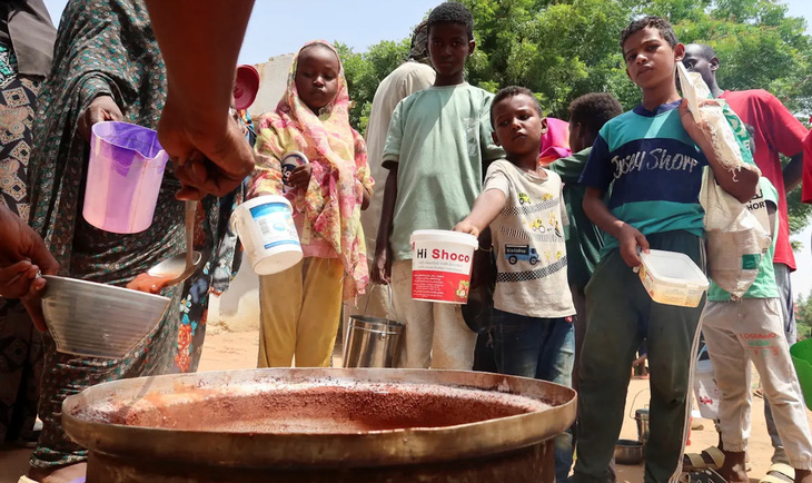 Người dân Sudan xếp hàng chờ phát thức ăn và nước uống - Ảnh: THE GUARDIAN