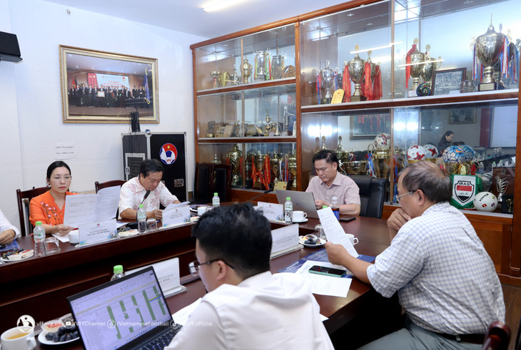 Phó chủ tịch VFF Trần Anh Tú (giữa) họp cùng ban cấp phép - Ảnh: VFF