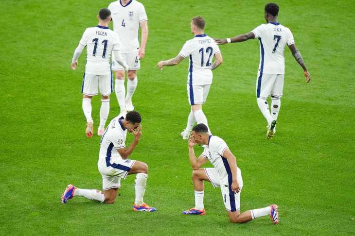 Jude Bellingham và Alexander-Arnold có màn ăn mừng độc đáo sau bàn thắng giúp tuyển Anh ra quân thắng lợi tại Euro 2024 - Ảnh: OZAN KOSE/GETTY