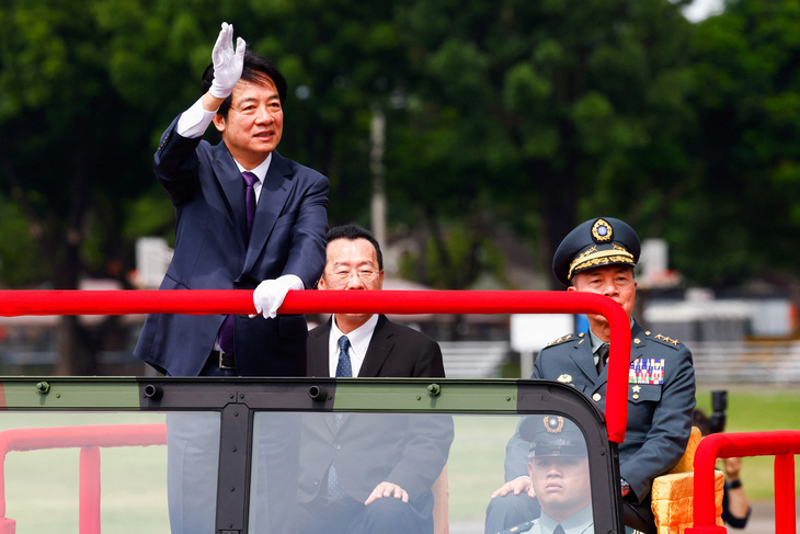 Lãnh đạo Đài Loan Lại Thanh Đức vẫy tay tại một sự kiện ở Cao Hùng (Đài Loan) ngày 16-6 - Ảnh: REUTERS