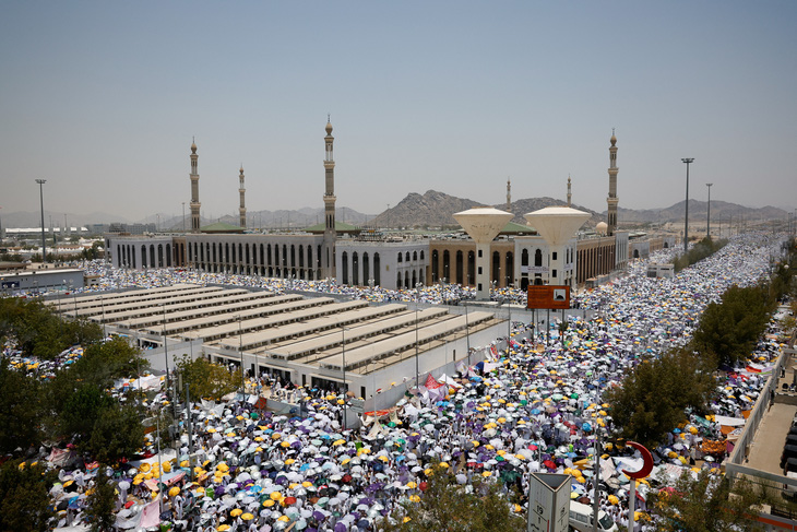 Hàng triệu tín đồ tập trung bên ngoài nhà thờ Hồi giáo Masjid Nimrah, Saudi Arabia dưới cái nắng gay gắt, ngày 15-6 - Ảnh: REUTERS