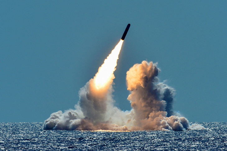 Tên lửa Trident II D5 (loại tên lửa có khả năng mang đầu đạn hạt nhân) được phóng thử từ tàu ngầm tên lửa đạn đạo lớp Ohio của Hải quân Mỹ USS Nebraska ngoài khơi bờ biển California, Mỹ hồi tháng 3-2018 - Ảnh: REUTERS/HẢI QUÂN MỸ