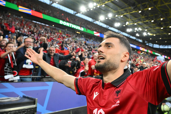 Nedim Bajrami đi vào lịch sử Euro 2024 nhờ chọn khoác áo tuyển Albania - Ảnh: AFP