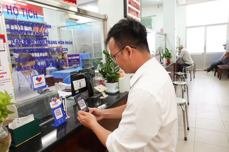 Người dân thanh toán số qua hình thức quét mã VNPAY-QR tại UBND xã Xuân Thới Thượng