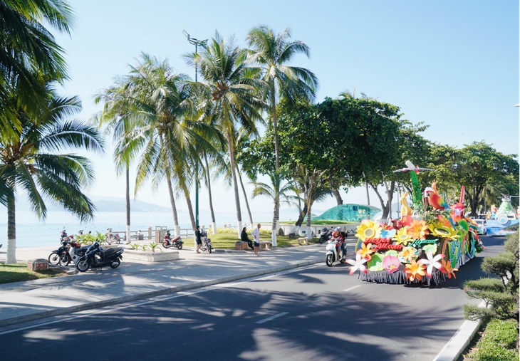 Rộn ràng màu sắc lễ hội biển mùa hè, đoàn diễu hành là hoạt động khởi đầu lễ hội Liên hoan Du lịch biển Nha Trang 2024
