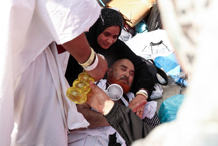 Người đàn ông bị say nắng trong một nghi lễ Hồi giáo tại thung lũng Mina, gần thánh địa Mecca, ngày 16-6 - Ảnh: AFP