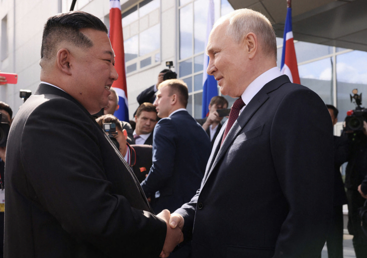 Nhà lãnh đạo Triều Tiên Kim Jong Un (bên trái) và Tổng thống Putin tại một cuộc gặp ở Nga - Ảnh: REUTERS