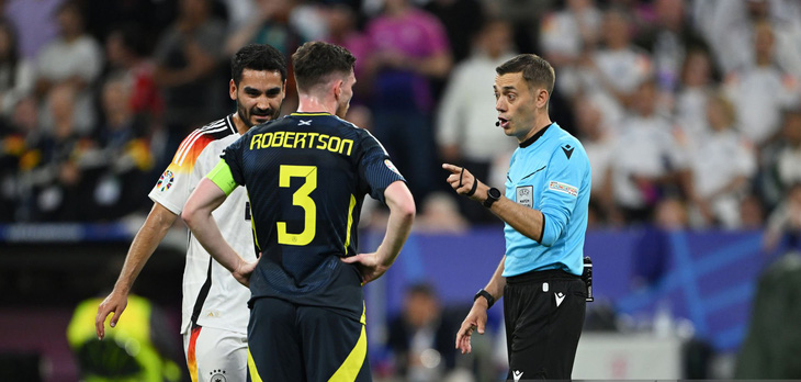 Đội trưởng tuyển Đức và Scotland trao đổi với trọng tài ở trận khai mạc Euro 2024 - Ảnh: Getty