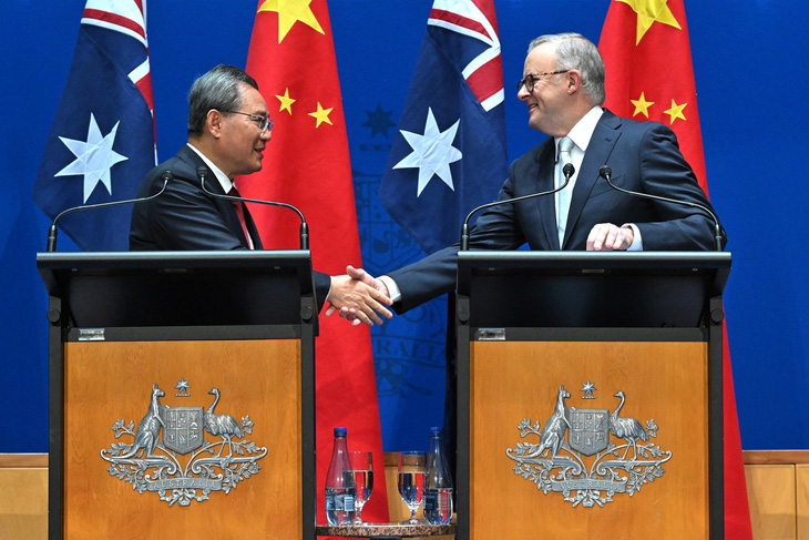 Thủ tướng Trung Quốc Lý Cường (trái) và Thủ tướng Úc Anthony Albanese bắt tay nhau trong cuộc gặp báo chí sau hội đàm ngày 17-6 - Ảnh: AFP
