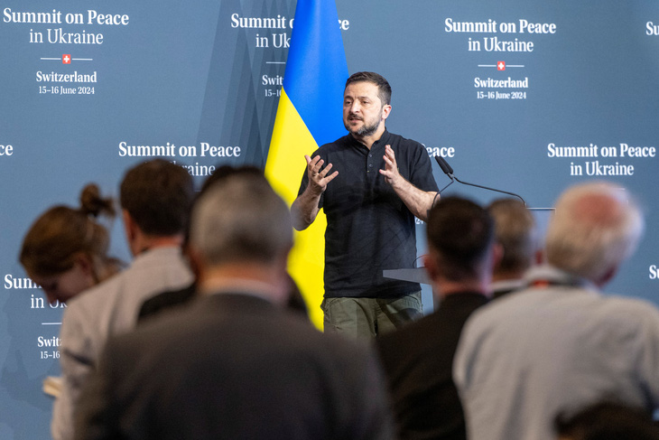 Tổng thống Ukraine Volodymyr Zelensky phát biểu tại một cuộc họp báo của hội nghị thượng đỉnh về hòa bình cho Ukraine, tổ chức ở Thụy Sĩ ngày 16-6 - Ảnh: REUTERS