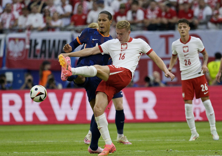 Ba Lan suýt tạo nên bất ngờ đầu tiên trước Hà Lan - Ảnh: REUTERS