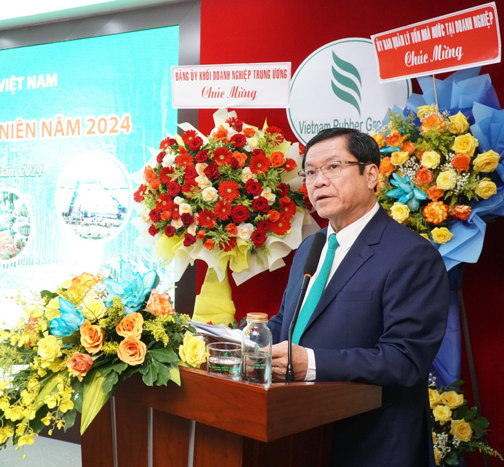 Ông Lê Thanh Hưng - thành viên hội đồng quản trị, tổng giám đốc VRG - báo cáo tại đại hội