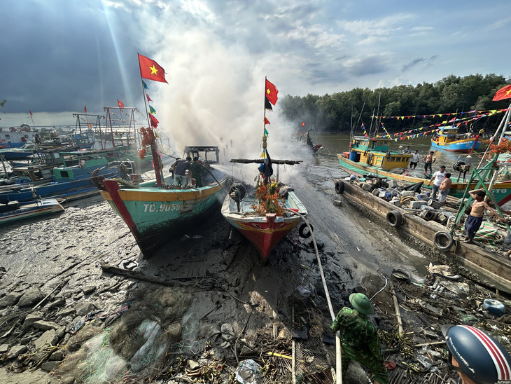 Vụ cháy tàu cá xảy ra tại bãi đậu tàu thuyền, thuộc cầu cảng Long Hòa (huyện Cần Giờ, TP.HCM) - Ảnh: Đồn Long Hòa