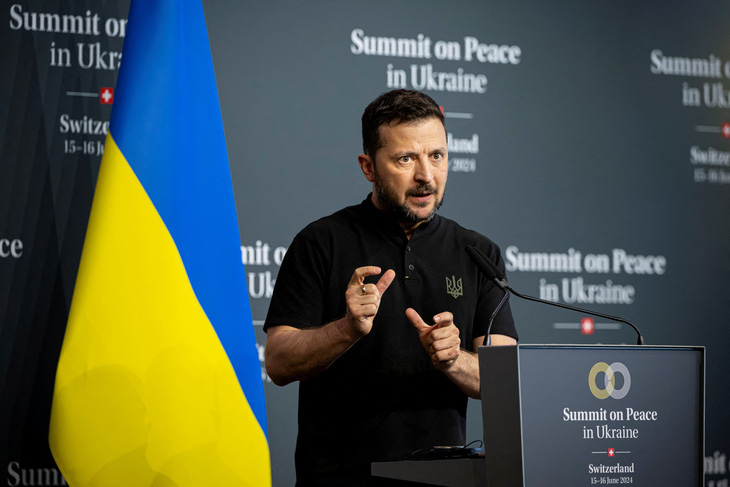 Ông Zelensky phát biểu trong cuộc họp báo bế mạc hội nghị hòa bình Ukraine ở Thụy Sĩ, ngày 16-6 - Ảnh: REUTERS