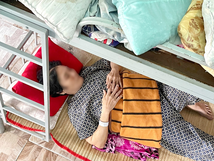Bệnh nhân nghỉ trưa tại nhà lưu trú dành cho người bệnh gần Bệnh viện Ung bướu TP.HCM (cơ sở 2) - Ảnh: D.QUÍ