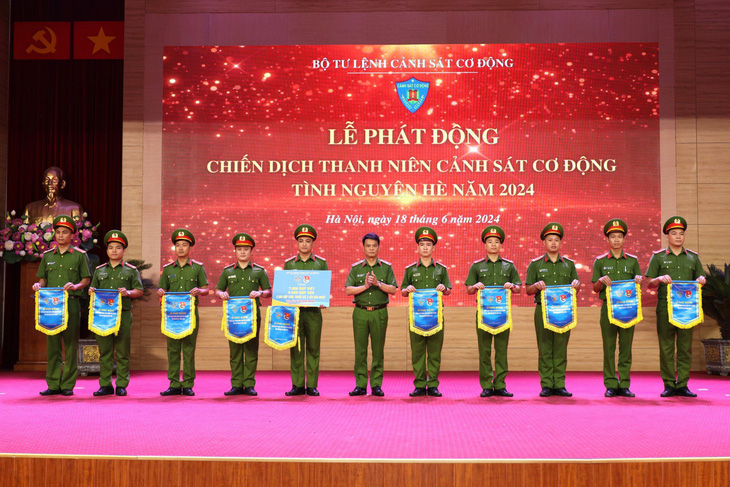 Thiếu tướng Lê Ngọc Châu trao cờ thi đua và biển tượng trưng nguồn lực ủng hộ cho Đoàn thanh niên các đơn vị thuộc Bộ Tư lệnh cảnh sát cơ động - Ảnh: Bộ Tư lệnh CSCĐ