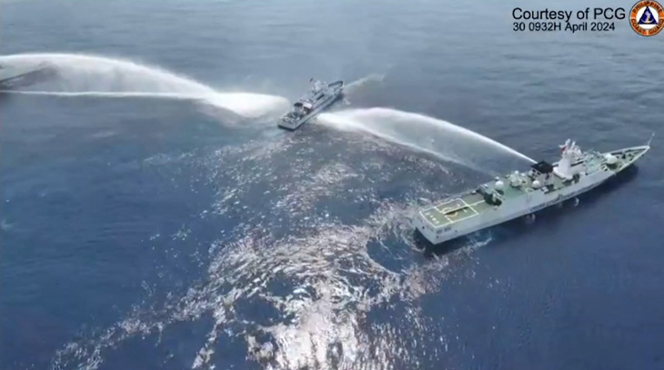 Một tàu tuần duyên Philippines bị hải cảnh Trung Quốc xịt vòi rồng tại khu vực gần bãi cạn Scarborough trên Biển Đông hôm 30-4 - Ảnh: AFP