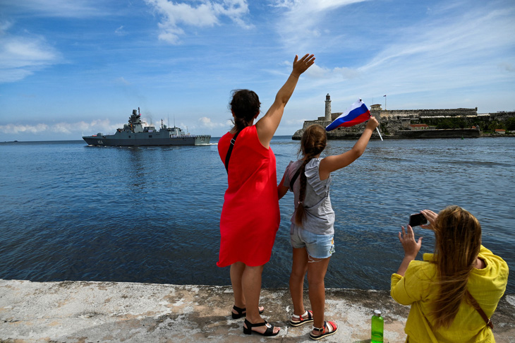 Người dân Cuba tiễn đội tàu Nga rời khỏi cảng Havana ngày 17-6 - Ảnh: AFP