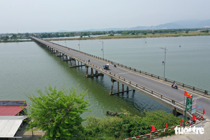 Tàu du lịch qua Quảng Nam sẽ đi qua trung tâm làng nghề xứ Quảng ở bên chân cầu Câu Lâu - Ảnh: B.D.