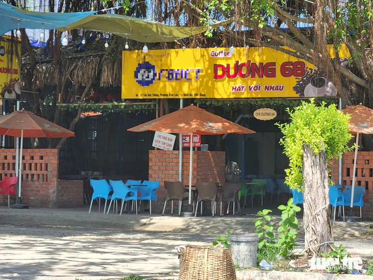 Một quán cà phê ở đường Tôn Đức Thắng, TP Rạch Giá, Kiên Giang cũng bị nhóm cờ bạc núp bóng quảng cáo trang web - Ảnh: BỬU ĐẤU
