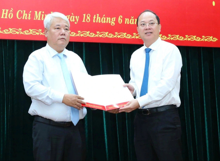 Phó bí thư Thường trực Thành ủy TP.HCM Nguyễn Hồ Hải trao quyết định cho ông Võ Khắc Thái (trái) - Ảnh: THẢO LÊ