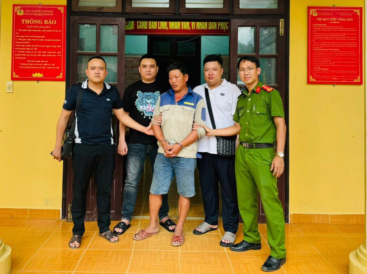 Nguyễn Văn Hùng (giữa) bị lực lượng công an bắt giữ tại huyện Nam Giang - Ảnh: TRANG PHƯƠNG