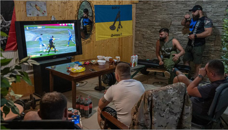 Binh sĩ Ukraine xem trận đấu sau thời gian "đình chiến" - Ảnh: Getty
