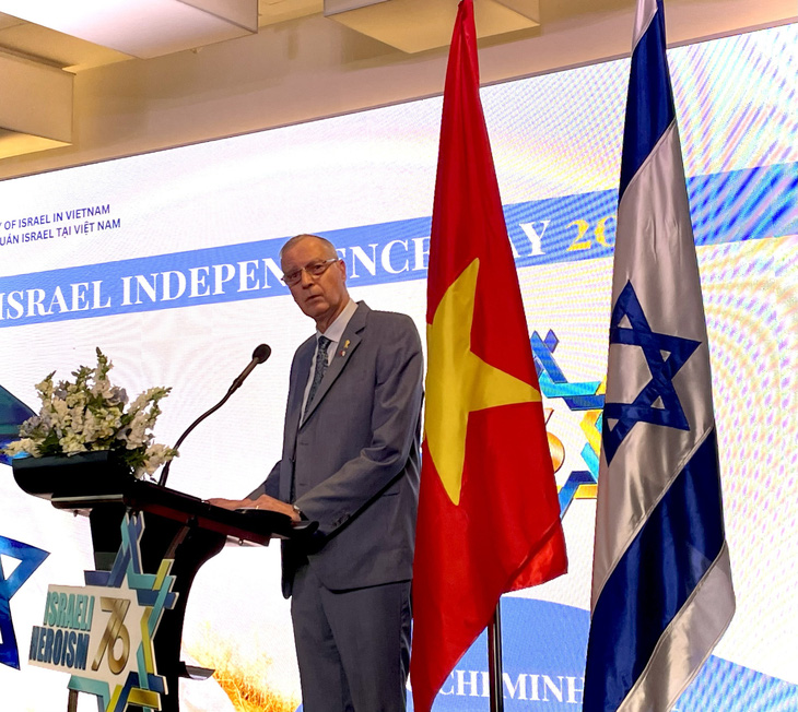 Đại sứ Israel tại Việt Nam Yaron Mayer phát biểu tại lễ kỷ niệm 76 năm ngày Quốc khánh Israel tại TP.HCM tối 18-6 - Ảnh: NGHI VŨ