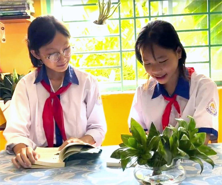 Châu Thị Kim Thảo (trái) trao đổi bài cùng bạn học - Ảnh: HỒNG NI
