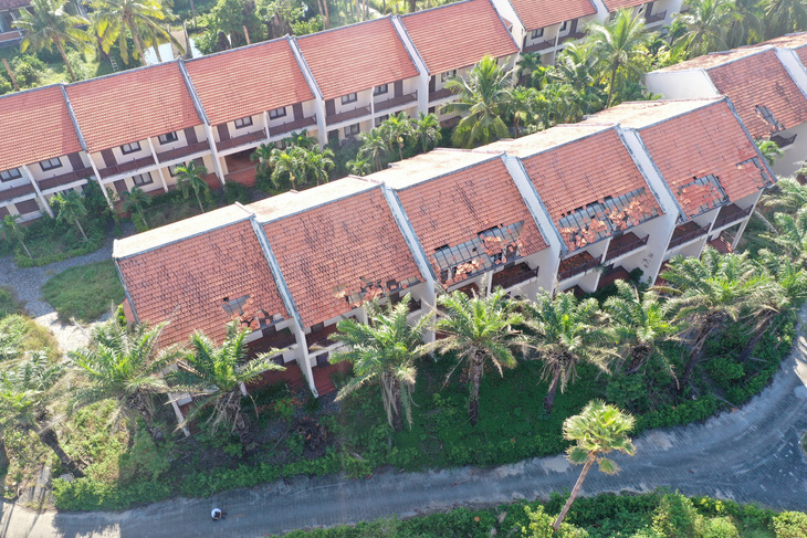 Một resort tan hoang vì bờ biển xâm thực ở Hội An - Ảnh: B.D.