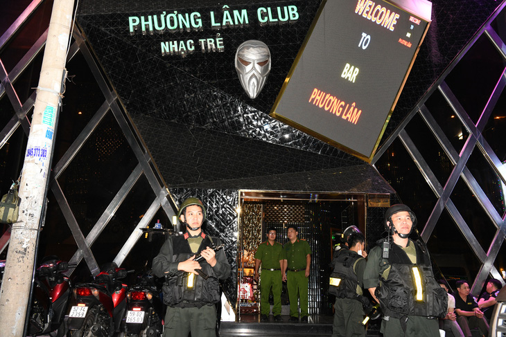 Cảnh sát kiểm tra quán bar Phương Lâm - Ảnh: C04