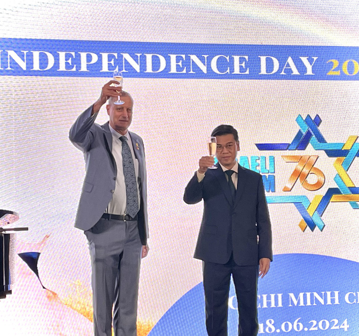 Phó chủ tịch UBND TP.HCM Nguyễn Văn Dũng gửi lời chúc mừng đến Chính phủ, nhân dân Israel nhân kỷ niệm ngày độc lập - Ảnh: NGHI VŨ