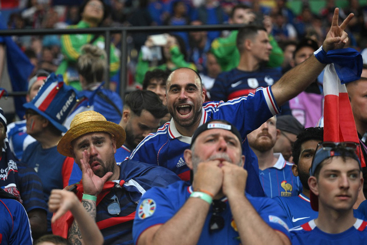Người hâm mộ Pháp cổ vũ trên khán đài sân vận động Dusseldorf Arena trước trận gặp tuyển Áo - Ảnh: AFP