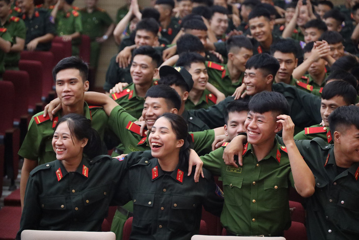 Các chiến sĩ tuổi trẻ cảnh sát cơ động háo hức trong lễ phát động chiến dịch tình nguyện hè 2024 - Ảnh: Bộ Tư lệnh CSCĐ