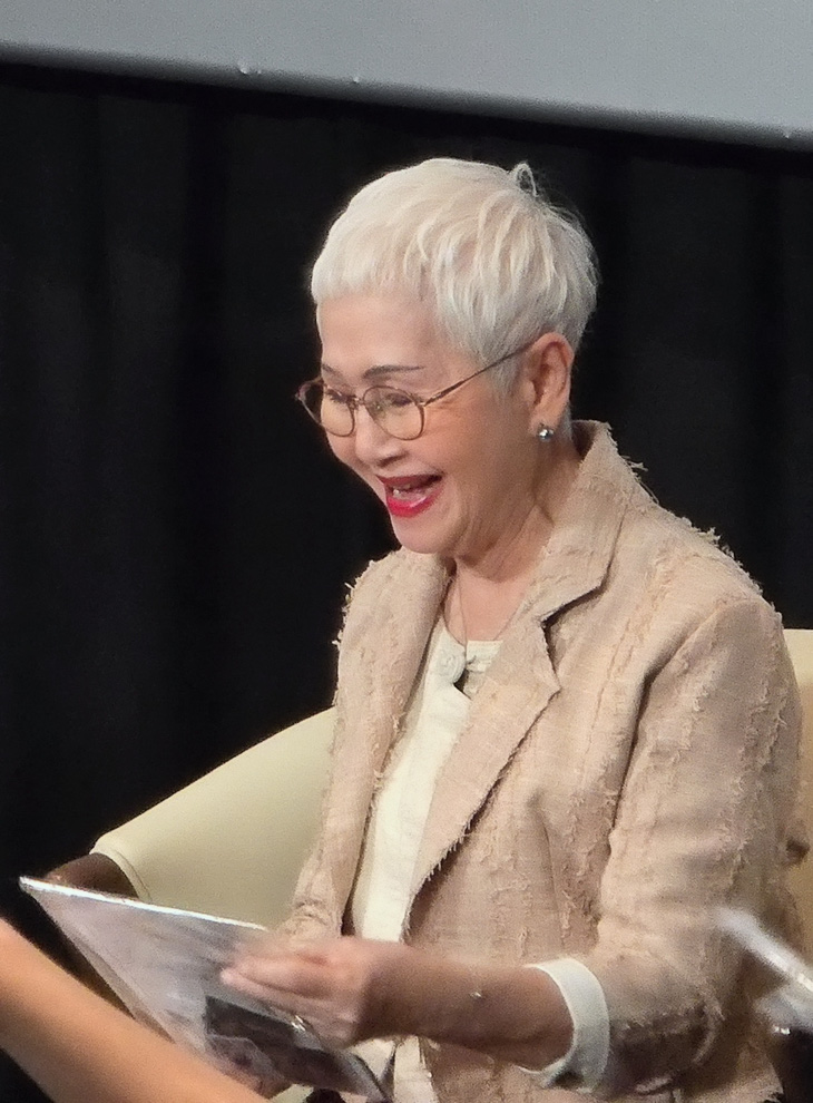 Diễn viên Usha Seamkhum, đóng vai bà ngoại, thích thú với chiếc quạt là món quà lưu niệm của khán giả Việt - Ảnh: LÊ GIANG