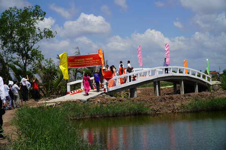 Cây cầu Vàm Cái Cát có tổng trị giá 341 triệu đồng tại xã An Điền, huyện Thạnh Phú, tỉnh Bến Tre - Ảnh: MẬU TRƯỜNG