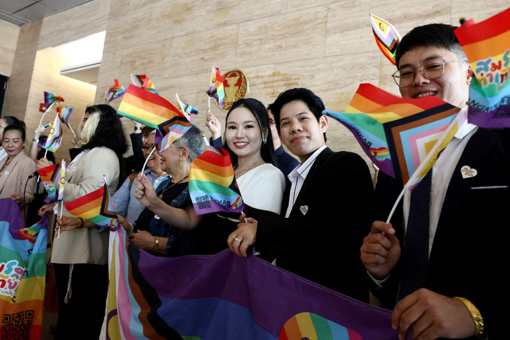Cộng đồng LGBTQ+ chờ Thượng viện thông qua quyết định lịch sử về hôn nhân đồng giới, ngày 18-6 - Ảnh: REUTERS