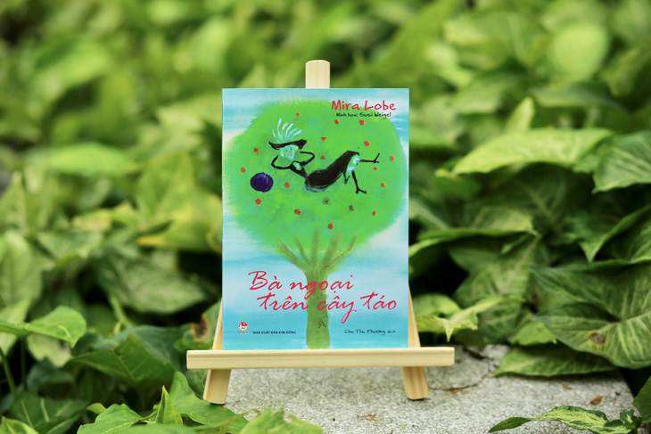 Cuốn truyện dài Bà ngoại trên cây táo - Ảnh: NXB Kim Đồng