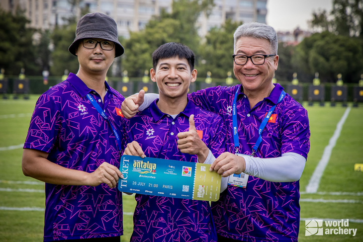 Lê Quốc Phong (giữa) ăn mừng chiếc vé đến Olympic cùng ban huấn luyện - Ảnh: WA