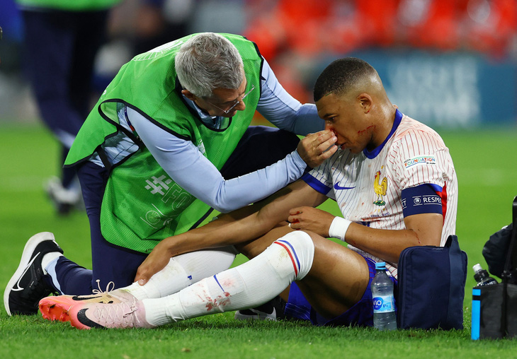 Mbappe gặp chấn thương mũi nặng trong chiến thắng của tuyển Pháp - Ảnh: REUTERS