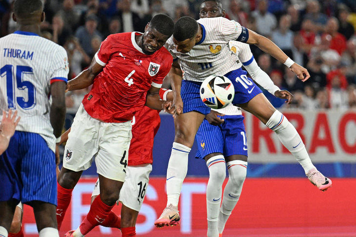 Pha tranh chấp bóng giữa hậu vệ Kevin Danso (4, Áo) với tiền đạo Kylian Mbappe (10) trong trận ra quân ở bảng D Euro 2024 rạng sáng 17-6 - Ảnh: AFP