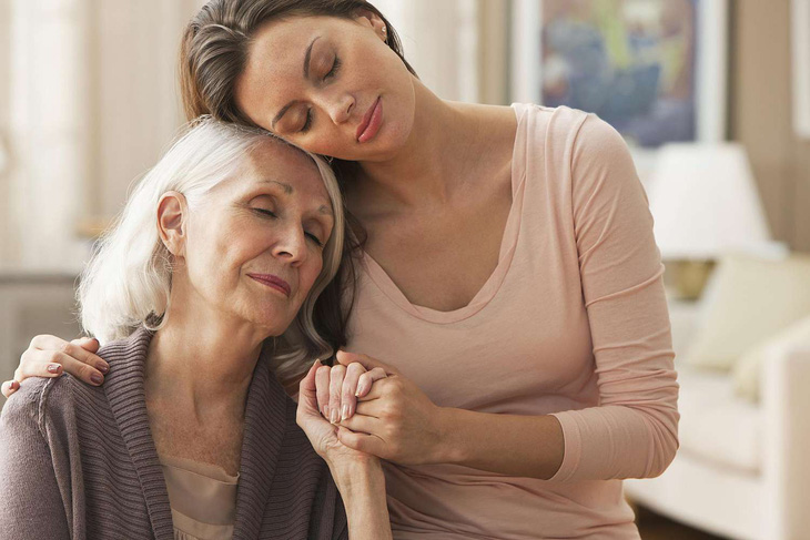 Một số nghiên cứu cho thấy tiền sử mắc bệnh của người mẹ sẽ khiến con có nguy cơ phát triển bệnh Alzheimer cao hơn - Ảnh: Verywell Health
