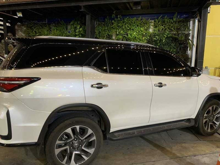 Người mua chưa kịp tận hưởng cảm giác lái, chiếc Toyota Fortuner đã bị cướp đi ngay trước mắt - Ảnh: The Thaiger/KhaoSod